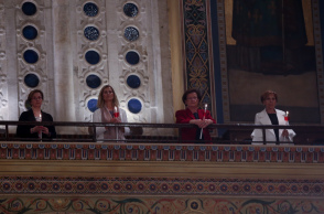 Πιστοί στον εξώστη της εκκλησίας