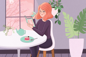 Γυναίκα διαβάζει βιβλίο ενώ πίνει τσάι και τρώει