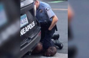 Αστυνομικός πατάει με το γόνατο τον λαιμό Αφροαμερικανού
