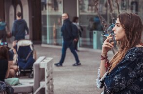 Κάπνισμα: πώς επηρεάζει  την εμφάνιση του προσώπου και του δέρματος