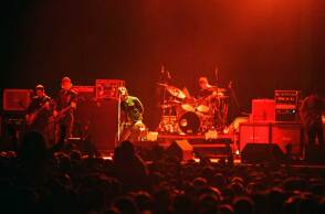 Στιγμιότυπο από συναυλία την συναυλία των Oasis στην Αθήνα το 2000