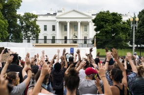 Διαδηλωτές έξω από τον Λευκό Οίκο