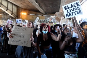 Με βασικό σύνθημα το «Δεν μπορώ να αναπνεύσω», εκατοντάδες άνθρωποι διαμαρτυρήθηκαν σήμερα στους δρόμους του Λονδίνου και του Βερολίνου για τη δολοφονία του Τζορτζ Φλόιντ από λευκό αστυνομικό 