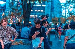 Άνθρωποι κοιτούν τα κινητά τους