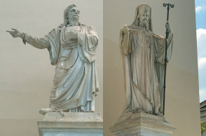 Τα αγάλματα του Ρήγα Φεραίου και του Πατριάρχη Γρηγορίου Ε' μπροστά από την Τριλογία