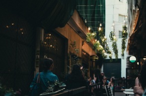 Κόσμος σε μαγαζί στην Αθήνα