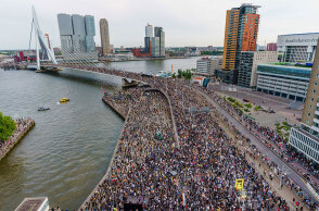 Κορωνοϊός: Συνωστισμός σε διαδήλωση στο Ρότερνταμ για τη δολοφονία του Τζορτζ Φλόιντ - Αστυνομικοί ζήτησαν από τους διαδηλωτές να πάνε σπίτια τους