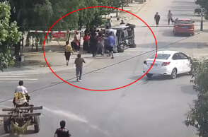 Περαστικοί επαναφέρουν αυτοκίνητο που «τούμπαρε» και σώζουν οδηγό και συνοδηγό