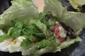 Σουβλάκι με μαρούλι 