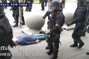 ΗΠΑ:Αστυνομικοί ρίχνουν κάτω ηλικιωμένο διαδηλωτή