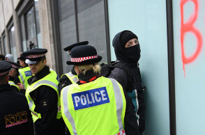 Επεισόδια στο Λονδίνο κατά τη διάρκεια διαδήλωσης για τη δολοφονία του Τζορτζ Φλόιντ