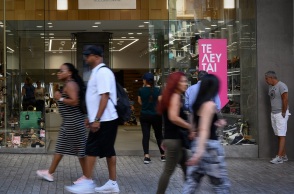 Η Δευτέρα 8 Ιουνίου, αργία του Αγίου Πνεύματος, φέρνει αλλαγές στη λειτουργία της αγοράς και του δημοσίου και ιδιωτικού τομέα