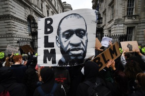 Βρετανία: Ενώ για δεύτερη ημέρα πραγματοποιήθηκε ογκώδης διαδήλωση κατά του ρατσισμού και της αστυνομικής βίας στο Λονδίνο, υπό ζητωκραυγές αποκαθηλώθηκε άγαλμα δουλέμπορου στο Μπρίστολ