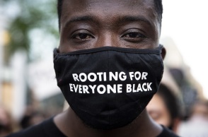 Το μεγαλύτερο κύμα διαδηλώσεων βίωσαν εχθές οι ΗΠΑ, καθώς συνεχίστηκαν για 12η ημέρα  οι διαμαρτυρίες που πυροδοτήθηκαν από τον τραγικό θάνατο του Τζορτζ Φλόιντ στα χέρια αστυνομικών