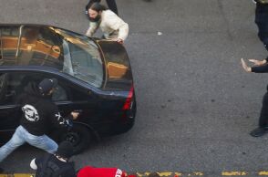 Άνδρας έριξε το αυτοκίνητο του πάνω στους διαδηλωτές