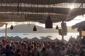 Φαινόμενα συνωστισμού σε μπαρ της Μυκόνου μετά την άρση των μέτρων για τον κορωνοϊό