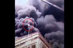 Σαν ταινία: Εγκλωβισμένος εργάτης αρπάζεται από ιμάντα γερανού και απομακρύνεται με εντυπωσιακό τρόπο από φλεγόμενο κτίριο