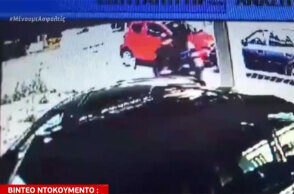 Η στιγμή της σύλληψης της 35χρονης κατηγορούμενης για την επίθεση με το βιτριόλι