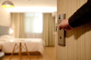 Κορωνοϊός - Άρση μέτρων: Τη Δευτέρα 15 Ιουνίου 2020 ανοίγουν τα εποχικά ξενοδοχεία και τα ενοικιαζόμενα δωμάτια