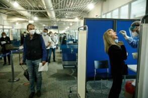 Ουρά από ταξιδιώτες που περιμένουν να υποβληθούν σε τεστ κορωνοϊού