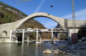 Φωτογραφία που δόθηκε στη δημοσιότητα από το Υπουργείο Πολιτισμού και εικονίζει το Γεφύρι της Πλάκας αποκατεστημένο