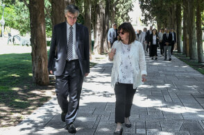 Συνάντηση Αικατερίνης Σακελλαροπούλου με Σωτήρη Τσιόδρα στον κήπο του Προεδρικού Μεγάρου