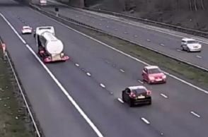 Αυτοκίνητο ανάποδα σε αυτοκινητόδρομο