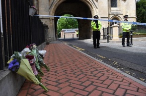 Λουλούδια για τα θύματα της επίθεσης με  μαχαίρι στο Ρέντινγκ