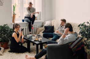 Φίλοι στο σπίτι με ασφάλεια