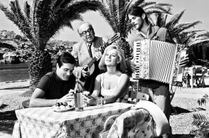 Σκηνή από την ταινία «Το Δόλωμα», όπου ο Κώστας Φυσσούν έπαιζε ακορντέον  