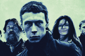 «Νεντ Κέλι: Ο Νο. 1 Καταζητούμενος» του Τζάστιν Κέρζελ με τους Τζορτζ ΜακΚέι, Εσι Ντέιβις, Νίκολας Χουλτ, Τσάρλι Χάναμ, Ράσελ Κρόου