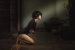 Κοπέλα κρατάει το στομάχι της