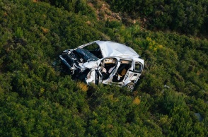 Αμάξι τρακαρσμένο στο βουνό 