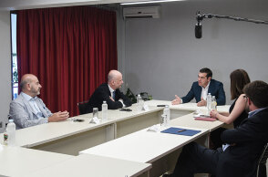 O Αλέξης Τσίπρας κατά τη συνάντηση του με το προεδρείο του Συνδέσμου Ελληνικών Τουριστικών Επιχειρήσεων