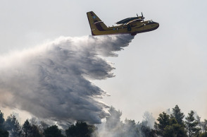 Φωτιά - Πυροσβεστικό αεροσκάφος - Επιχείρηση για την κατάσβεση πυρκαγιάς