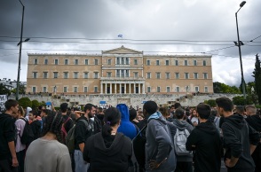 Διαδήλωση έξω από τη Βουλή