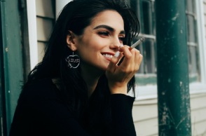 Μία κοπέλα καπνίζει 