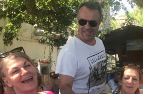 Ο Χρήστος Σταϊκούρας, σε ρόλο «σερβιτόρου»