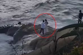 «Μούσκεμα» έγιναν γαμπρός και νύφη που παρασύρθηκαν από τα κύματα στην Καλιφόρνια την ώρα της φωτογράφισης