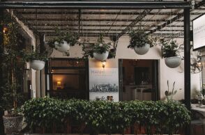 Το ΜΑΝΗΜΑΝΗ επιστρέφει με ανανεωμένο μενού και ένα καταπράσινο κήπο