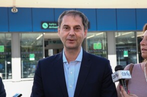 Ο Χάρης Θεοχάρης επισκέφθηκε τον Άγιο Νικόλαο Κρήτης