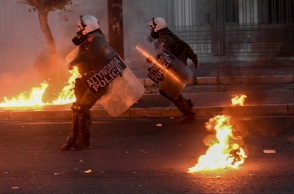 ΕΠΕΙΣΟΔΙΑ ΚΑΙ ΜΟΛΟΤΟΦ ΣΤΗ ΠΟΡΕΙΑ ΣΤΗΝ ΑΜΕΡΙΚΑΝΙΚΗ ΠΡΕΣΒΕΙΑ