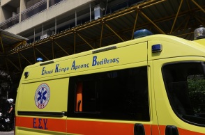 Ασθενοφόρο του ΕΚΑΒ στο νοσοκομείο Ευαγγελισμός 