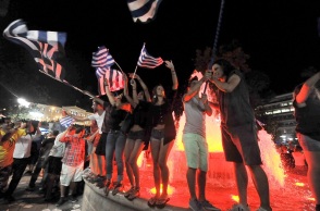 ΔΗΜΟΨΗΦΙΣΜΑ 2015 - ΠΑΝΗΓΥΡΙΣΜΟΙ ΣΤΟ ΣΥΝΤΑΓΜΑ ΑΠΟ ΥΠΟΣΤΗΡΙΚΤΕΣ ΤΟΥ "ΟΧΙ" 