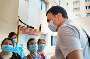 Στο Νοσοκομείο Χανίων ο Βασίλης Κικίλιας, όπου τοποθετήθηκε μεγάλος μοριακός αναλυτής για τεστ κορωνοϊού