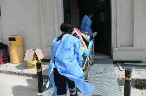 Μεταφορά από το ΕΚΑΒ ύποπτου περιστατικού για κορωνοϊό