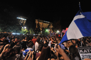 Δημοψήφισμα 2015: Πανηγυρισμοί στο Σύνταγμα από τους υποστηρικτές του «ΟΧΙ»