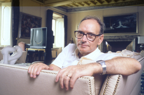 Ο συνθέτης Ένιο Μορικόνε στο σπίτι του στην Ιταλία το 1987