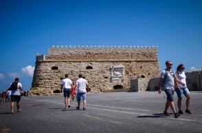Τουρίστρια θετική στον κορωνοϊό κυκλοφορούσε για τρεις ημέρες στην Κρήτη