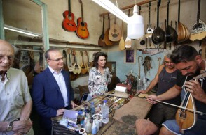 Επίσκεψη στο οργανοποιείο – εργαστήρι κατασκευής κρητικών λυρών – του κ. Νίκου Παπαλεξάκη